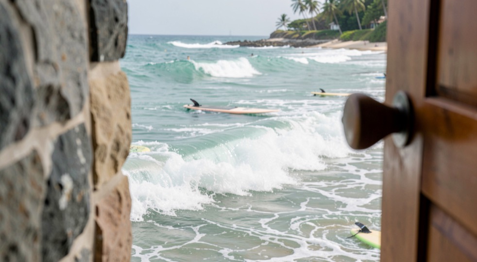 Surf the east coast when Atlantic groundswell arrives: professional view of reef channel, context showing current line, with attention to local guidance